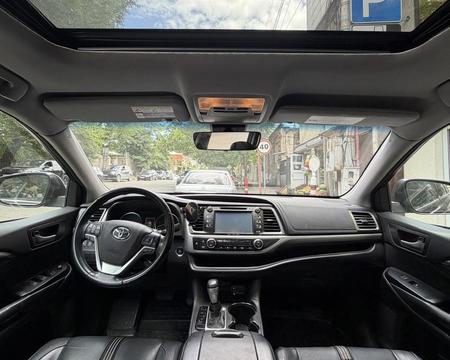 TOYOTA Highlander