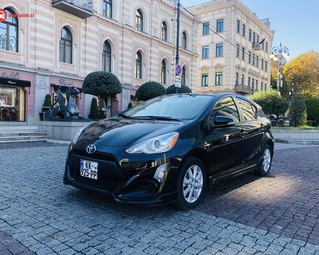 TOYOTA Prius C