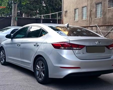 HYUNDAI Elantra
