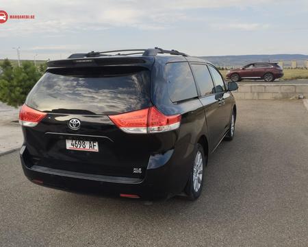 TOYOTA Sienna