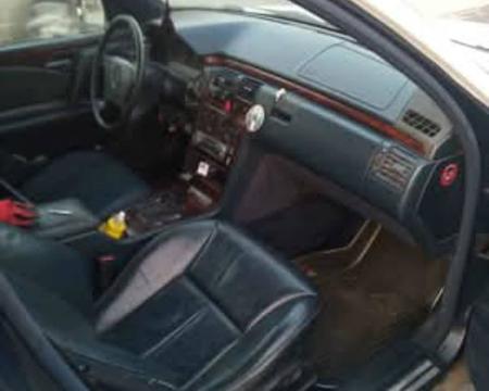 MERCEDES-BENZ E 220
