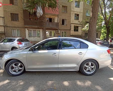 VOLKSWAGEN Jetta