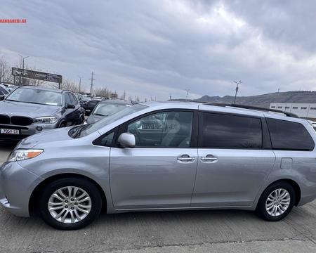 TOYOTA Sienna