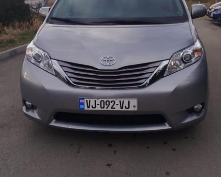 TOYOTA Sienna