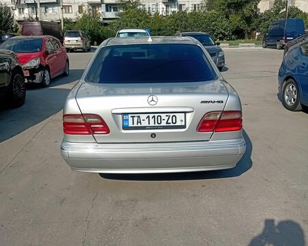 MERCEDES-BENZ E 200