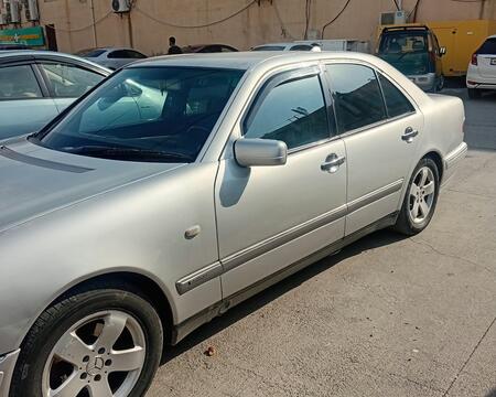 MERCEDES-BENZ E 200